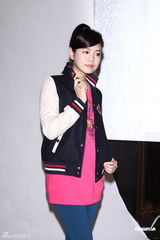 组图：陈妍希可爱拍代言写真 郑元畅狂索签名照