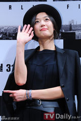 组图：韩星全智贤帅气出席新片《柏林》试映会