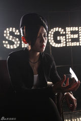 组图：周笔畅《歌手》变帅气魔术师 妆容冷艳