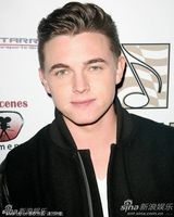 组图：2010MTV奖预热派对 亚瑟小子戴墨镜形色匆匆