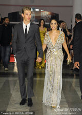 组图：玉女凡妮莎深V及腰 和小男友如胶似漆