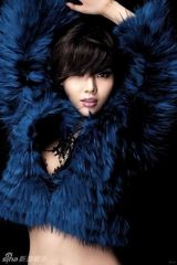 组图：徐冬冬化身蓝色妖姬拍写真展妖娆身段