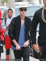 组图：比伯无惧招妓丑闻出街 搂怀孕女粉丝拍照