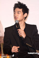 组图：SHINee抵台会粉丝 记者会破冰雕庆功