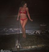 组图：玛丽亚凯莉携双胞胎外出 穿情趣内衣风骚