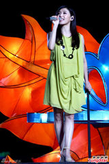 组图：谢霆锋白色西装帅气献唱民歌艺术节