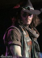 组图：约翰尼德普重组摇滚乐队 叼烟弹吉他酷劲十足