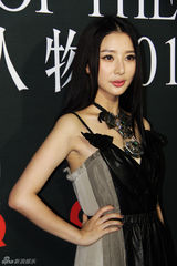 组图：熊乃瑾优雅亮相GQ盛典 新颖造型展典雅气质