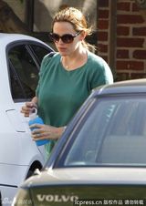 组图：阿弗莱克大胡子男人味十足 夫妇共度二人世界