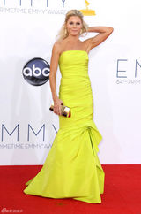 组图：艾美奖红毯 朱丽-鲍温荧光黄礼服明艳