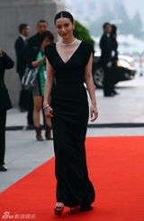 组图：小宋佳露背礼服亮相 佩戴百万珠宝走红毯 