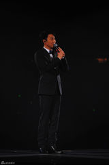 组图：黎明红馆开唱与陈小春合唱《友情岁月》