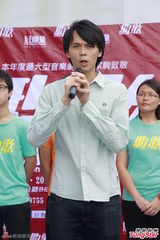 组图：歌迷自发致敬黄家驹 举行海阔天空百人奏