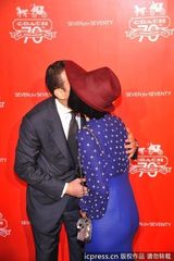 组图：范冰冰复古装亮相活动 和男老外行贴面礼