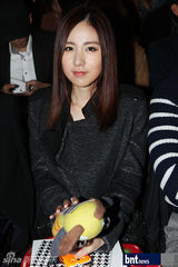 组图：张娜拉郑柔美等出席首尔时装周李向锋展