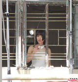 组图：郑嘉嘉肉背惹蚊子亲吻 高温下脸被泼水