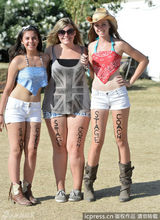 组图：加州音乐节比基尼辣妹抢眼 情侣激情热吻