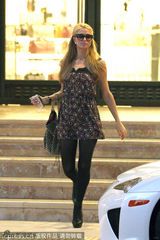 组图：希尔顿花纹裙装出镜 黑丝长腿性感诱惑