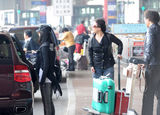 组图：刘亦菲携母亲回京 继父甘当行李工