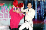 组图：庾澄庆与小燕姐搭档跨年 澄清“夜归”乌龙