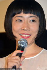 组图：《乐队的兔子》学生演员收花感动含泪