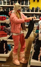 幻灯图集：帕丽斯-希尔顿可爱粉色装扮过新年