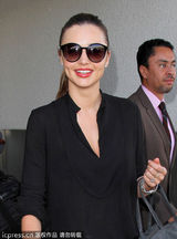 组图：米兰达便装出镜 黑衣牛仔星范十足