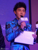 组图：张睿穿花西服出席时尚盛典获奖 首唱新歌