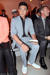 组图：陆毅出席米兰时装周 清新帅气秀长腿