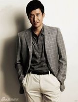 幻灯图：张国强登杂志封面 铁血硬汉尽显稳重成熟