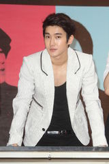 组图：SJ-M台北签唱会 兄弟情深互喂台湾小吃