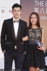 组图：香港男星陈家乐女星王嘉慧挽臂亮相红毯