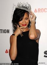 组图：蕾哈娜挥舞魔法棒现身派对 戴皇冠扮清纯装嫩