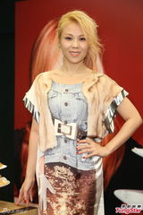 组图：蔡健雅出书自嘲厚脸皮 青峰上门讨甜点