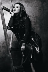 组图：赵薇再登《费加罗》封面 尽显知性成熟