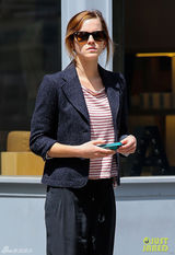 组图：艾玛超帅中性装扮出街 雅痞风格秀另类