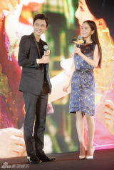 组图：《古剑》发布会杨幂教李易峰微笑