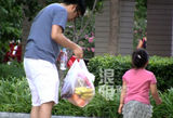 组图：王岳伦发福带女儿逛超市 随行带跟拍人员