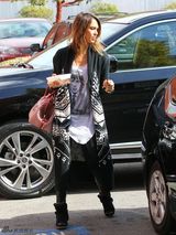 组图：阿尔芭休闲简装外出神情愉悦 展熟女魅力