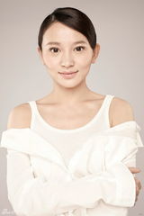 组图：施诗新照短发迷人 显淑媛大气风范