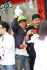 高清图：陈冠希戴卡通帽大扮可爱 最新潮店上海开张