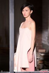 组图：孙燕姿拍MV遇寒流 抹胸短裙敬业上阵