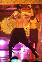 组图：雪莉灿烈主持MCD 金贤重扯衣秀人鱼线