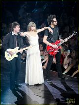 组图：泰勒母亲节献唱 狂放甩发俯身秀事业线