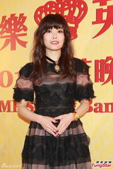 组图：谢霆锋出席英皇春茗 姗姗来迟拒受访