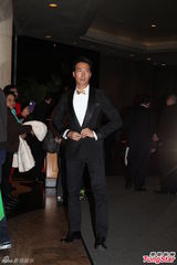 组图：吴千语与林峰合体现身秀钻戒 下车险走光