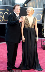 组图：导演昆汀-塔伦蒂诺携女伴亮相红毯