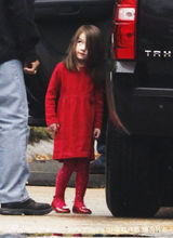 幻灯图集：苏瑞一身红裙亮相 克鲁斯片场享美食