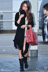 组图：宋承宪韩孝珠亮相机场 将出席MAMA颁奖礼