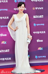 组图：韩艺丽白纱裙亮相百想 衬托雪白美肌